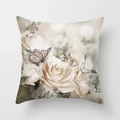 Dettaglio della federa per cuscino con stampa di fiori e farfalle su tessuto fine - 45x45cm / Rosa Beige Farfalla Volante (DRD346-15)