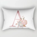 Langwerpige kussensloop van perzikhuid met bloemige roze letter A voor op de bank - Bloemen Letter A Stijl (DRD221-A)