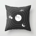 Dettaglio del copricuscino nero con stampe bianche di gatto nell'universo e pianeti - Galassia di Gatto Bianco e Nero (DRD341-22) / Dimensione Standard Senza Nucleo