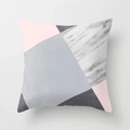 Dettaglio di un moderno cuscino nordico con marmo rosa e motivi geometrici - Giunzione Marmo Geometrico Nordico (DRD341-20) / Dimensione Standard Senza Nucleo