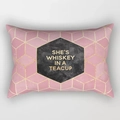 Rosa Pfirsichhaut-Kissenbezug mit goldenen Würfeln und Whiskey in a Teacup Aufdruck - WHISKEY IN A TEACUP Rosa Gold Stil (DRD220-22)