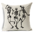 Gros plan sur la texture du lin avec trois squelettes dansants pour la déco de Halloween - Squelettes Dansants (YMD123-1) / 45x45 cm
