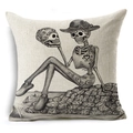 Housse de coussin en lin Halloween avec squelette au chapeau fleuri sur un rocher - Squelette avec Chapeau de Paille à Fleurs (YMD123-3) / 45x45 cm