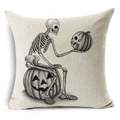 Détail de la taie d'oreiller en lin Halloween montrant un crâne assis sur une citrouille - Squelette Assis sur une Citrouille (YMD123-4) / 45x45 cm