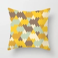 Nahaufnahme des geometrischen Musters auf dem Kissenbezug aus Pfirsichhautgewebe - 45x45 cm / Nordisches Farbblock-Dreieck (DDRD418-7)