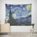 Dettaglio dell'arazzo da parete Notte Stellata di Van Gogh in un ambiente domestico - 95x73cm / Tessuto Spazzolato Sottile / Stile Notte Stellata Classica (GT013-1)