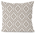 Nahaufnahme der taupefarbenen und weißen Ikat-Muster auf dem robusten Baumwoll-Kissenbezug - 45x45 cm / Taupe Diamant Ikat (ZH01-4)
