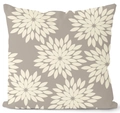 Makro-Detail des modernen Gänseblümchenmusters auf einem graubraunen quadratischen Kissenbezug - 45x45 cm / Taupe Gänseblümchen Floral (ZH01-3)