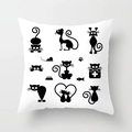 Federa quadrata bianca con sagome di gatti neri in stile cartoon e impronte di zampe - Motivo Combinazione Silhouette Gatti Neri (DRD70-5) / 45x45 cm