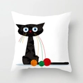 Federa bianca quadrata con simpatico gatto nero dei cartoni animati e gomitoli colorati - Gatto Nero Occhi Blu E Gomitoli (DRD70-14) / 45x45 cm