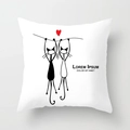 Federa quadrata bianca con illustrazione minimalista di gatti e un piccolo cuore rosso - Illustrazione Gatto Bianco E Nero Appeso (DRD70-22) / 45x45 cm
