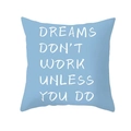 Dettaglio copricuscino blu con stampa Dreams Don't Work Unless You Do di colore bianco - 45x45cm / Citazione Blu Chiaro (DRD167-11)