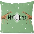 Quadratischer hellgrüner Kissenbezug mit Giraffen-Illustration und HELLO-Aufdruck - Hello Giraffe Geometrisch (CRD09-6)