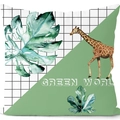 Grüner Kissenbezug mit Giraffe und Aquarellblättern im geometrischen Design - Green World Patchwork (CRD09-9)