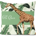 Quadratischer Kissenbezug mit Giraffenmotiv und Bananenblättern sowie The Queen Aufschrift - The Queen Dschungel Giraffe (CRD09-11)