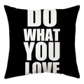 Dettaglio della federa nera per cuscino con scritte bianche DO WHAT YOU LOVE - 45cmx45cm / Stile Citazione Ispiratrice Do What You Love (DRD168-1)