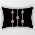 Primer plano detallado de una funda de almohada rectangular moderna con patrones geométricos - Solo funda / Flechas Nórdicas (DRD227-2)