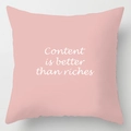 Rosa Kissenbezug mit Text 'Content is better than riches' für Sofa und Heimdekoration - Englisches Zitat (DRD111-3)