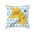 Blauer geometrischer Einhorn-Kissenbezug mit Magic Is All Around Us Spruch auf Weiß - 45x45cm / Hellblau Geometrisches Einhorn (DRD167-2)