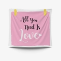 Arazzo decorativo rosa con scritta All You Need Is Love per decorazione da parete - 95x73cm Tessuto Spazzolato / Tutto Ciò Di Cui Hai Bisogno È L'Amore (GT30-2)