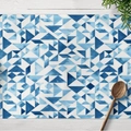 Mantel individual de lino con diseño geométrico azul sobre mesa de madera blanca pro - 30*45 (Lino de Algodón) / Geométrico Acuarela (CD06-4)