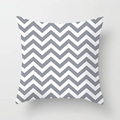 Dettaglio del motivo geometrico chevron grigio e bianco sulla federa del cuscino - Motivo a Spina di Pesce (DRD159-1) / 45x45 cm