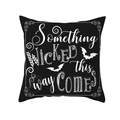 Halloween Kissenbezug in Schwarz mit weißem Something Wicked Zitat und Fledermausmotiven - 45x45cm