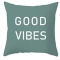 Graugrüner quadratischer Kissenbezug mit weißem Good Vibes Aufdruck für Sofa - Graugrün Good Vibes (DRD189-6)