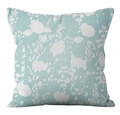 Housse de coussin décorative en lin bleu clair avec motif floral blanc élégant - Branches Florales Blanches sur Fond Bleu Clair (YMD19-5)