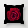 Housse de coussin noire carrée avec un grand imprimé floral de rose rouge sur fond blanc - Drd307-2 / 45x45 cm
