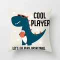 Detail eines weichen quadratischen Kissenbezugs mit blauem Dinosaurier beim Basketball - Beiger Basketball Dinosaurier Stil (DRD322-4) / 45x45 cm