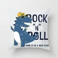 Detail eines Kissenbezugs mit Cartoon-Dinosaurier, Rock 'N' Roll-Print und Sonnenbrille - Weißer Rock n Roll Dinosaurier Stil (DRD322-3) / 45x45 cm