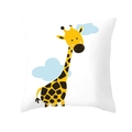 Detail van de witte vierkante kussensloop met een schattige gele giraffe en blauwe wolken - Giraffe Stijl (DRD234-1)