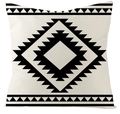 Primer plano de patrones geométricos negros bohemios en una funda de cojín de algodón y lino - Líneas en Zigzag Estilo Étnico Azteca (YMD74-2)