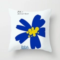 Dettaglio della stampa a fiori blu astratti e testo sulla federa del cuscino bianca - Fiore blu a cuore giallo minimalista (DRD247-5) / 45*45cm (Inserto non incluso)