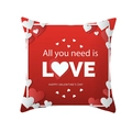 Roter Valentinstag-Kissenbezug mit LOVE-Schriftzug und 3D-Herzmotiven für Deko - 45x45 cm / All You Need Is LOVE (DRD316-13)