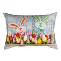 Funda de cojín de Pascua con conejitos blancos y tulipanes sobre madera azul - Conejo Tulipanes Valla (DRD231-10) / 30x50