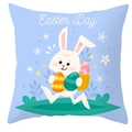Housse de coussin de Pâques avec motif de lapin et œufs sur un tissu de couleur bleu clair - 45x45 cm / Lapin Bleu Clair Avec Trois Œufs (DRD372-38)