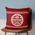 Detail eines roten Hochzeitskissens mit Doppelglück-Symbol auf braunem Ledersessel - Doppelseitiger Druck Ohne Kern / CRS05-2