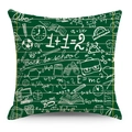 Nahaufnahme eines Kissenbezugs mit Mathe-Formeln und handgezeichneten Physik-Gleichungen - 45x45cm / Weiße Schulelemente (YMD136-5)