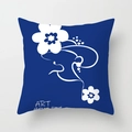 Housse de coussin décorative bleue avec art linéaire floral blanc et texte abstrait - Silhouette Abstraite Bleue et Blanche (CRD36-11)