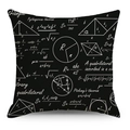 Nahaufnahme eines schwarzen Kissenbezugs mit handgezeichneten Matheformeln und Geometrie - 45x45cm / Schwarz Handschriftliche Geometrie (YMD136-14)