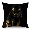 Dettaglio della fodera per cuscino in lino con ritratto di donna africana e gioielli d'oro - Bellezza Esotica In Oro Ornata (YMD225-17)