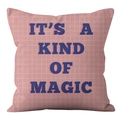 Rosa karierter Kissenbezug mit It's a Kind of Magic Typografie-Design-Motiv - Crs09-3 / 40 X 40 Cm (beidseitig Bedruckt Kissenfüllung Nicht Enthalten)