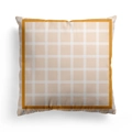 Dettaglio di federa quadrata con bordo arancione e trama a griglia bianca su tessuto beige - Quadretti gialli e arancioni (CRD125-4)
