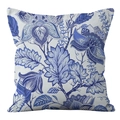 Detailopname van het blauwe porseleinen bloemenpatroon op de zachte kussensloop - 45*45cm (Zonder kussenvulling) / Etnisch Bloemenpatroon (CRD124-1)