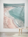 Arazzo da spiaggia minimalista con sabbia rosa e mare blu appeso su una parete bianca - Gt45-4 / 95*73 (tessuto Spazzolato)