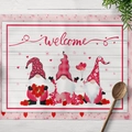 Set de table de Saint-Valentin avec trois gnomes et texte welcome sur bois blanc - Coton et lin / Style Gnome Love Welcome (CD15-25)
