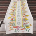 Runner da tavola in lino con fiori rossi e gialli su tavolo in legno scuro - Stile Fiori Selvatici Bordo Giallo (ZQ12-1)