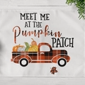Tovaglietta autunnale con camion vintage zucche e testo festivo su tessuto bianco - Zucca Patch Meet Me (CD11-17)